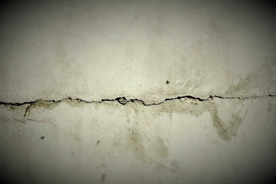 Horizontal cracks
